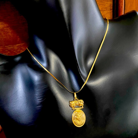 18K Gold Pendant - Picture 1 of 5